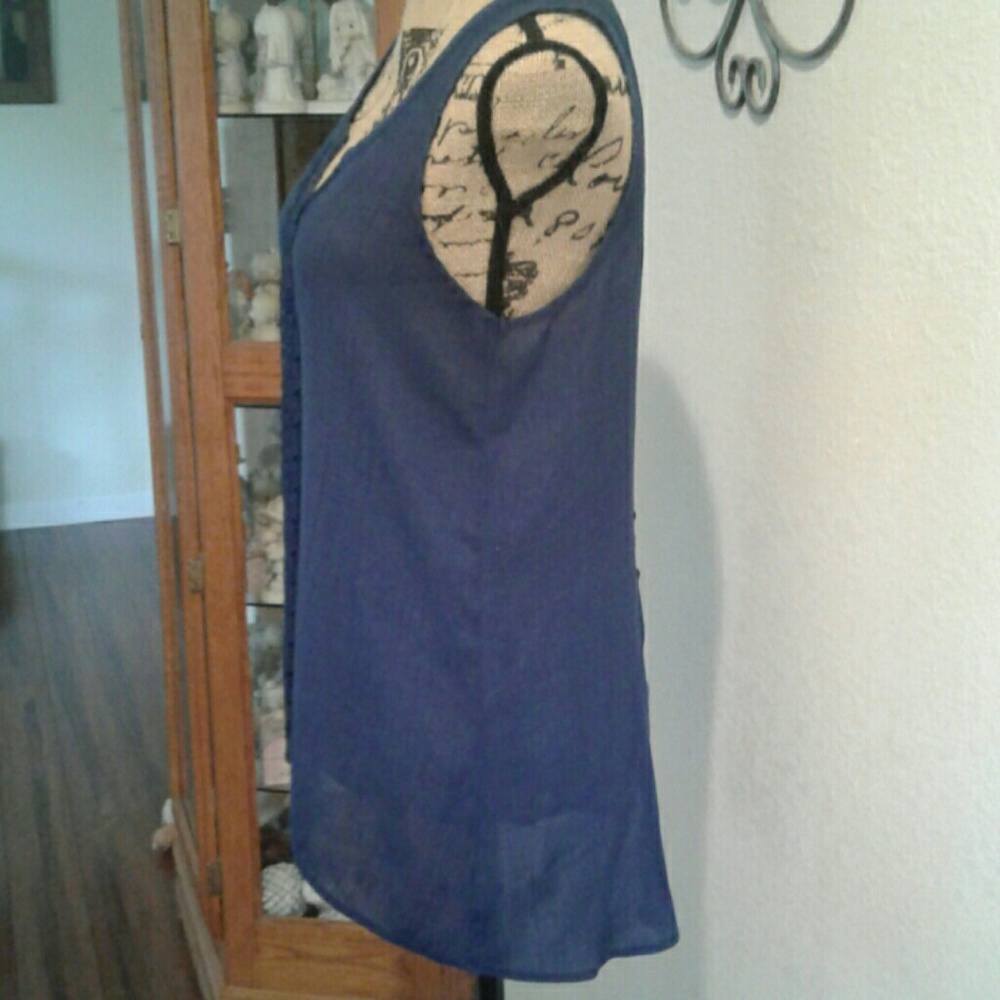 Cute blue lace top. - Picture 3 of 5